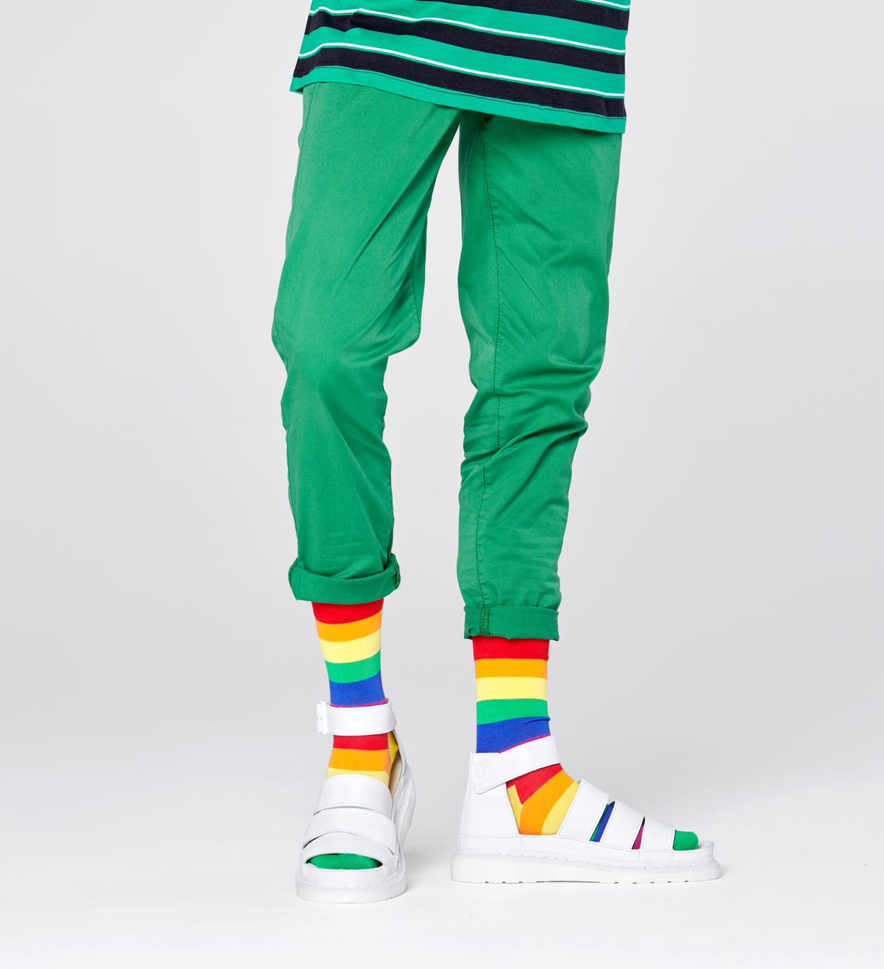 Coole Socken mit Streifen in Regenbogenfarben als Symbol für Gay Pride. Für fröhliche Damen und Herren bei Happy Socks.